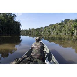 ImagesDéfense Un piroguier manoeuvre sa pirogue pour une patrouille