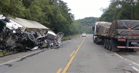 Homem morre em acidente entre carro e caminhão na Serra Dona Francisca