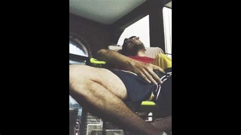 BULTO DE FIERRO BIEN PARADO COMPLETO EN ONLYF Pornhub Gay