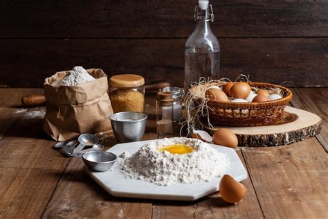 Farine Avec œuf Jaune Et Beaucoup D œufs Mis Dans Le Panier Sont Placés