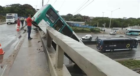 Susto Na Bahia Nibus Quebra Prote O E Cai De Viaduto Em Salvador