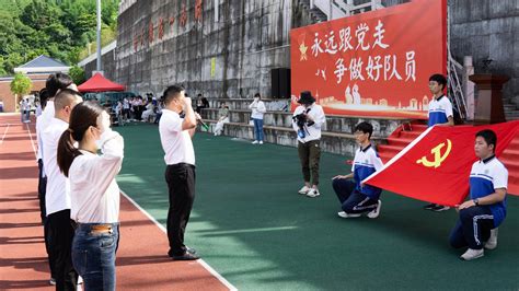 奏响青年追求政治进步的“人生三部曲”