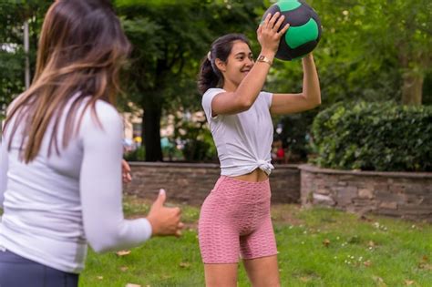 Chica Latina Haciendo Deporte En Un Parque Verde Estilo De Vida Una Vida Sana Profesor Atento