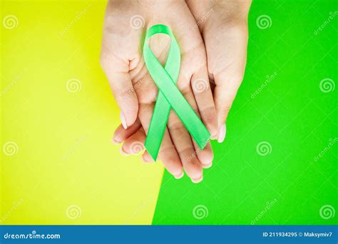 Cinta Verde En La Mano Como Símbolo De Conciencia Del Cáncer De Linfoma