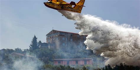 Fiamme Minacciano Il Centro Storico Di Mendicino Intervengono I