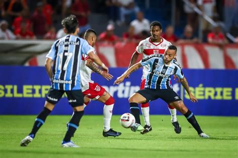 Grêmio perde de 2 a 0 para o CRB dois gols do goleiro Diogo Silva