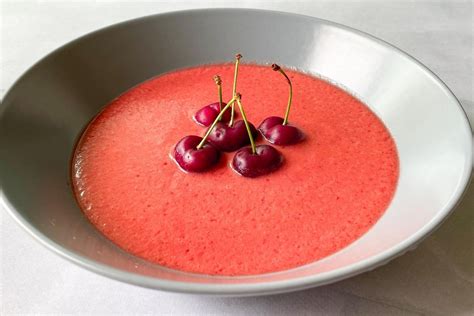 Gazpacho de cerezas sopa fría tan refrescante como fácil y rápida