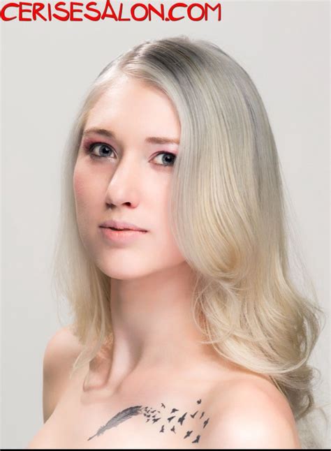 Long Wavy Platinum Blonde Long Hair Styles Blonde Platinum Blonde
