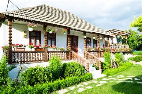 Casa Tradicional Da Vila Em Moldova Foto De Stock Imagem De Acampar