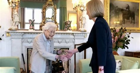 Queen Elizabeth Appoints Uks New Prime Minister