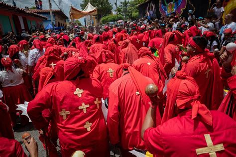 Cientos De Diablos Danzantes De Yare Celebraron El Corpus Christi En