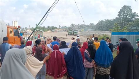 Puluhan Emak Emak Adang Truck Kilang Batu Yang Sebab Kan Debu Dan