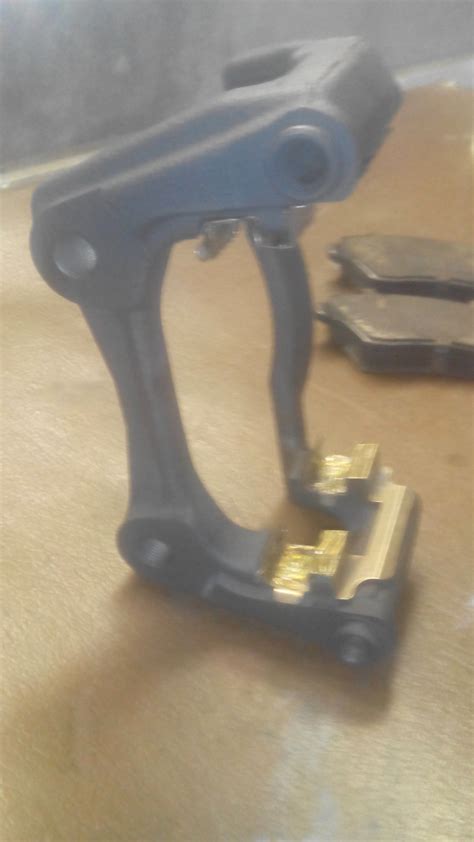 Направляющие передних тормозов. — Nissan Micra (K12), 1,2 л, 2007 года ...