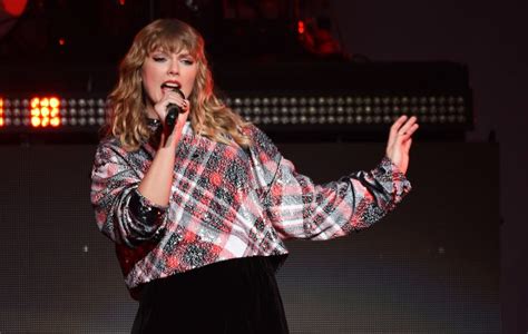 Taylor Swift Bought Pregnant Fan A House After Learning She Was