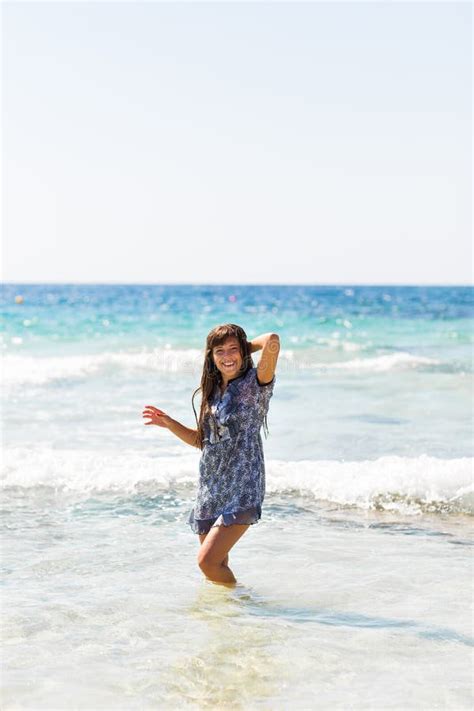 Jeune Belle Fille Dans Le Bikini De Maillot De Bain Posant Sur La Plage Mannequin Chiffre De