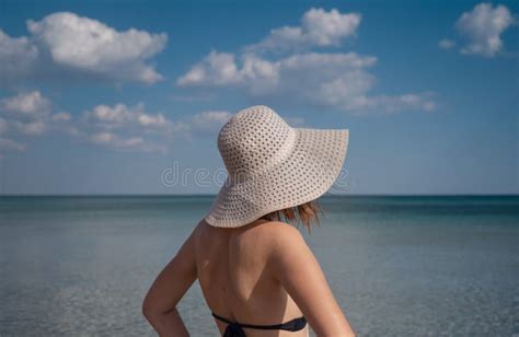 Linda Jovem Na Praia Usando Chap U Imagem De Stock Imagem De Maduro