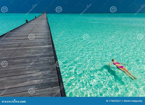 Joven Y Preciosa Mujer En Bikini En Una Isla Tropical Imagen De Archivo