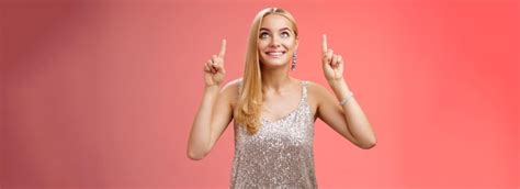 Amusée Magnifique Tendre élégante Femme Européenne Blonde Coiffure Longue Dans La Soirée