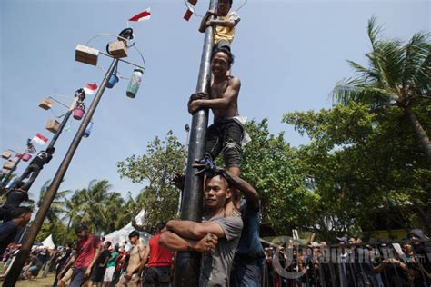 Serunya Panjat Pinang Kolosal Di Ancol Meriahkan Hut Ke 78 Ri Foto 8