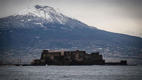 Napoli La Neve Sulla Cima Del Vesuvio La Repubblica