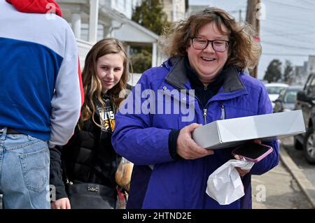 Nanticoke Usa 01 März 2022 Ein Bäckerangestellter füllt fastnacht