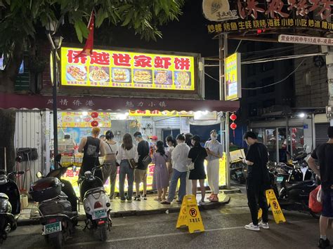 国庆第一晚的侨港风情街人潮如织，家家店铺都要排队等位！