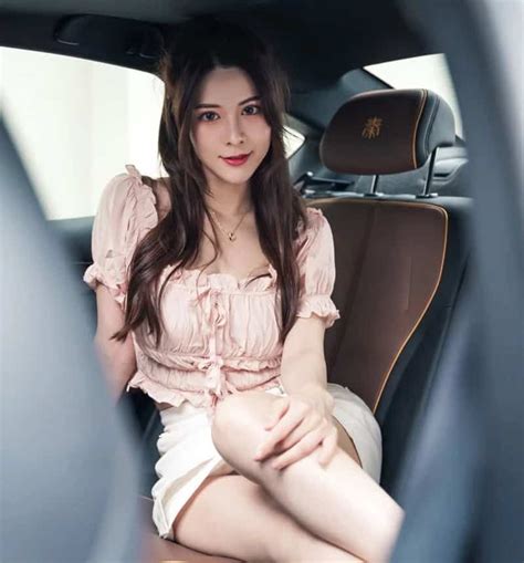 Hot girl đốt mắt dân mạng với loạt ảnh khoe dáng bên xế hộp Trung Quốc sang chảnh BYD Sài Gòn