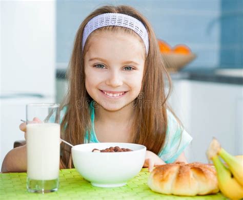 Petite Fille Mangeant Son Petit Déjeuner Image stock Image du