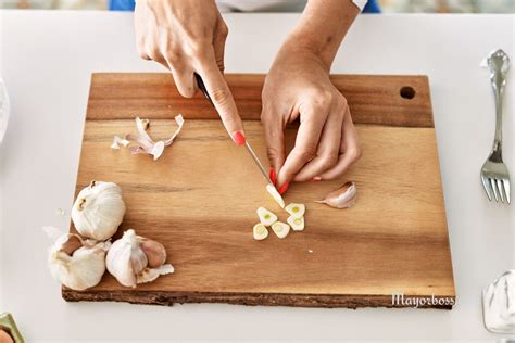 6 Reasons To Eat A Garlic Clove A Day