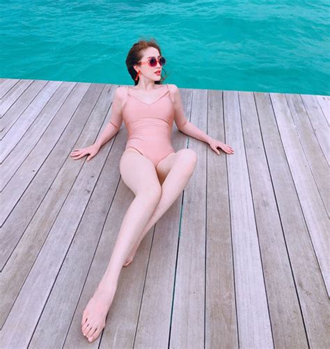 Bảo Thy mang 7 bộ bikini tới Maldives để khoe ảnh sexy