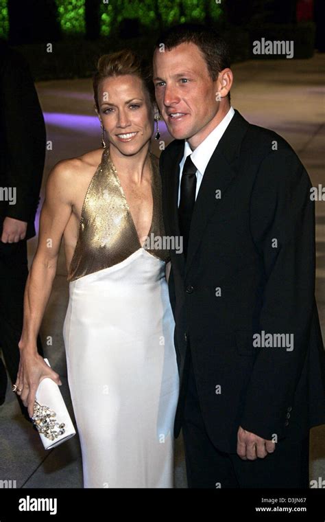 (dpa) - US pop singer Sheryl Crow (L) and her boyfriend Lance Armstrong ...