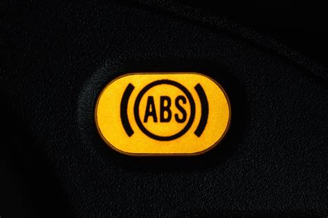Kontrolka ABS co oznacza i dlaczego się świeci? | Beesafe