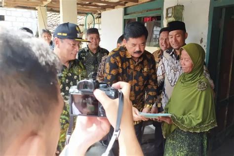 Menteri Atr Bpn Bagikan Sertifikat Warga Lamongan Terpikat