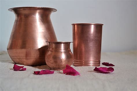 आटे और हल्दी से चमक जाएंगे तांबे के बर्तन जानें कैसे करने साफ Copper Utensils Cleaning Tips