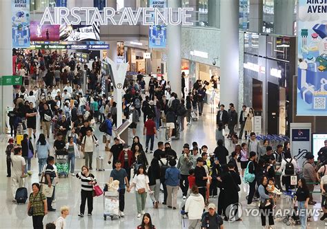 이용객으로 붐비는 인천공항 면세점 구역 연합뉴스