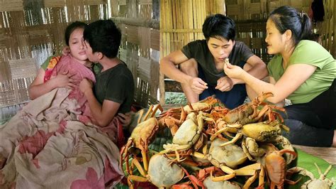 Husband And Wife Go To Catching Wild Crabs In The Rainy Season