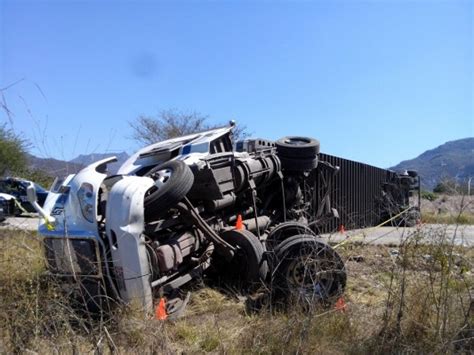 Muere Un Trailero Al Volcar Su Unidad