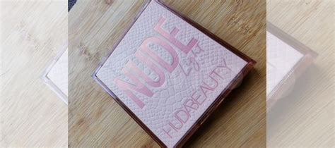 Палетка Huda Beauty Light Nude Obsessions купить в Москве Личные вещи