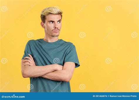 Hombre Gay Enojado De Pie Mirando Lejos Con Los Brazos Cruzados Foto De Archivo Imagen De