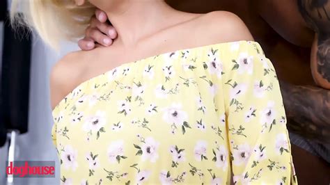 Doghouse une petite blonde se fait éjaculer dessus dans le cul xHamster