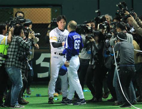 日本シリーズ第7戦終了後、握手する中日の落：オレ流監督・落合博満 写真特集：時事ドットコム