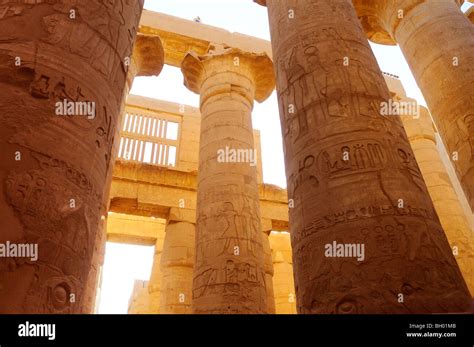 Esculturas de la sala hipóstila salen en el antiguo complejo del templo