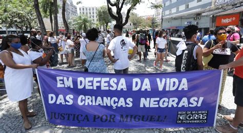 Familiares e amigos de crianças e adolescentes negros que foram vítimas