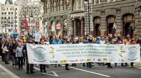 V Deo Una Decena De Colectivos Sociales Se Manifiestan En Bilbao Bajo