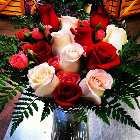 Red And Pink Tipped Roses W Salmon Spray Roses Florist Floral