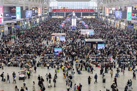 報復性旅遊！中國五一假期旅遊人次估24億 上海車站票賣光