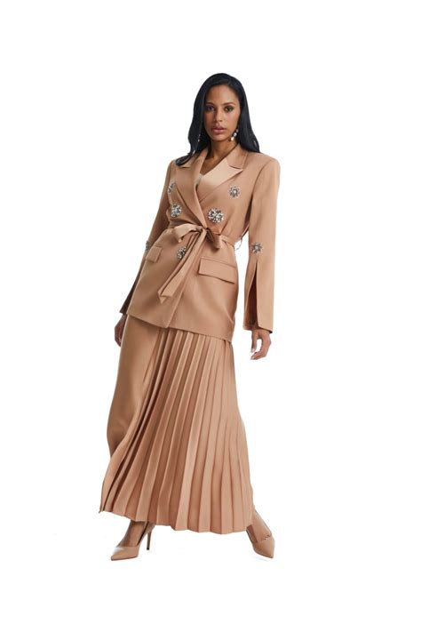 Serpil Ta I Lemeli Kemerli Nude Ceket Ve Piliseli Uzun Etek Ikili Bej Tak M Fiyat