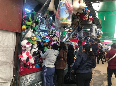 Reyes Magos abarrotan bazares en compras de última hora