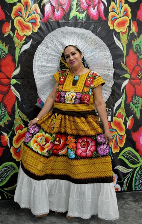 Pin De Flor Marcial En Bordados De Oaxaca M Xico Traje De Tehuana