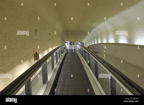 Aéroport Charles De Gaulle Airport, Terminal 1, walkway, Paris Stock ...